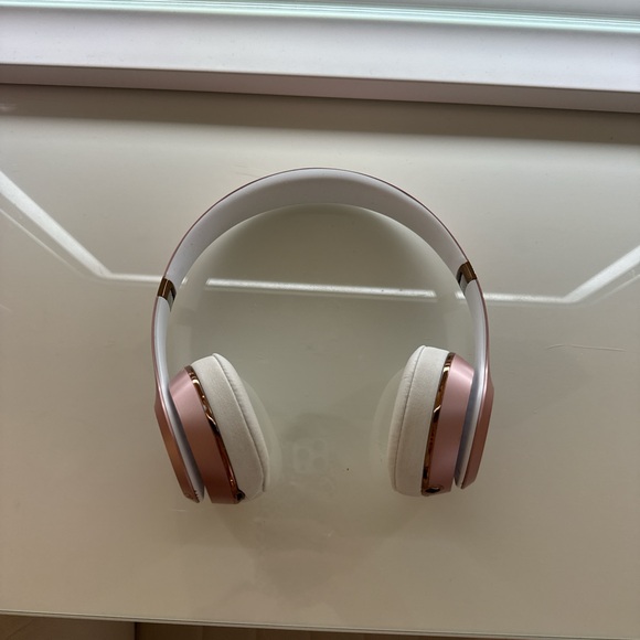 Beats by Dre Over-Ear Headphones - rose gold - Picture 1 of 4